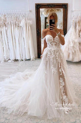 Gorgeous Tulle A-line Sweetheart Neck Lace Appliques Wedding Dresses