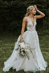 Marvelous V-neck A-line Wedding Dresses Appliques Tulle Bridal Gowns