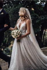 Sparkly Ball Gown V-neck Spaghetti Straps Open Back Sequins Long Wedding Dresses with Train