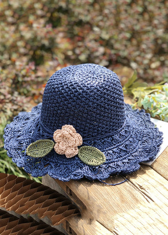 Handgemachter Schlapphut aus gewebtem Stroh mit Blumenblättern in Khaki
