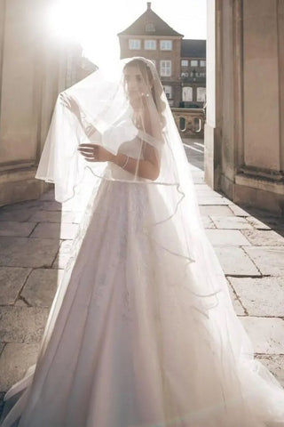 Schulterfreies weißes Brautkleid mit Prinzessinnen-Reißverschluss hinten