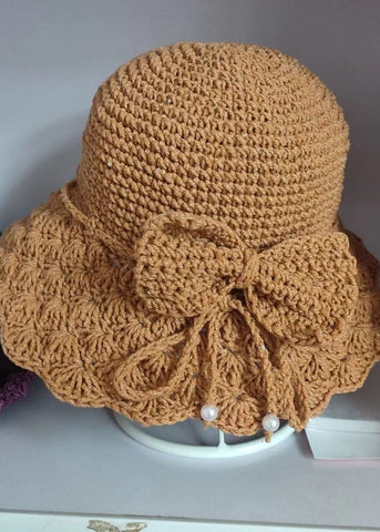 Handgemachte Khaki-Bonnie-Mütze mit Patchwork-Schleife und Spitze