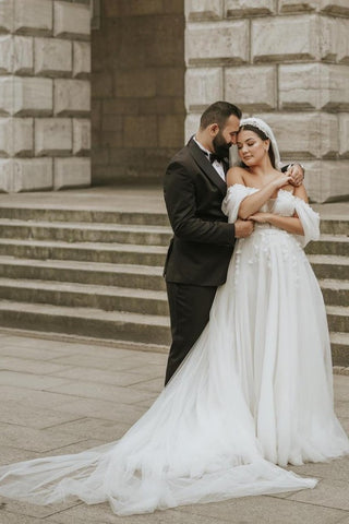 Off-the-Shoulder Tulle Boho Wedding Dress With Appliques
