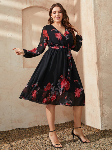 Kleid in Übergröße mit Blumenmuster, Überkragen und Taillenschnürung