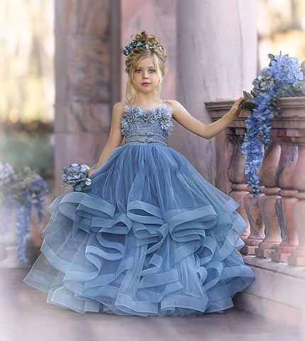 Blaues Tüllkleid mit Spaghettiträgern und Applikationen für Blumenmädchen