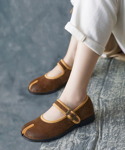 Bequeme flache Schuhe mit Schnallenriemen in Karamell