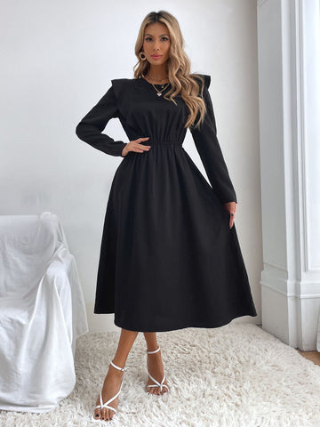 Gerüschtes, langärmliges Midikleid mit Rundhalsausschnitt
