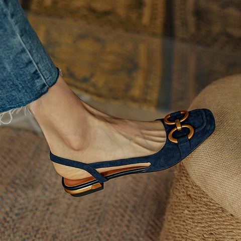 Flache Sandalen aus blauem Wildleder mit quadratischer Zehenpartie und Slingback-Pumps mit massiver Metallschnalle