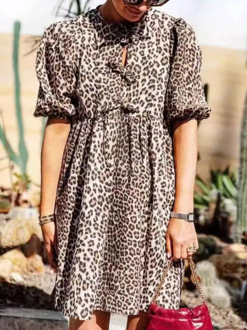 Kurzärmliges Minikleid mit Leopardenmuster