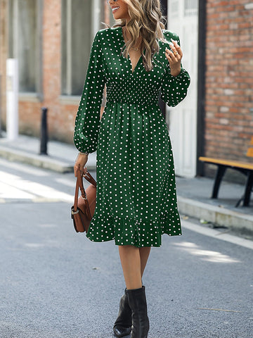 Kleid mit V-Ausschnitt, langen Ärmeln und Rüschensaum