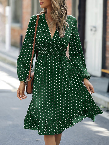 Kleid mit V-Ausschnitt, langen Ärmeln und Rüschensaum