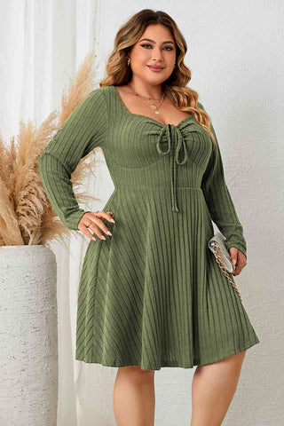 Kurzes Sweetheart-Kleid in Übergröße