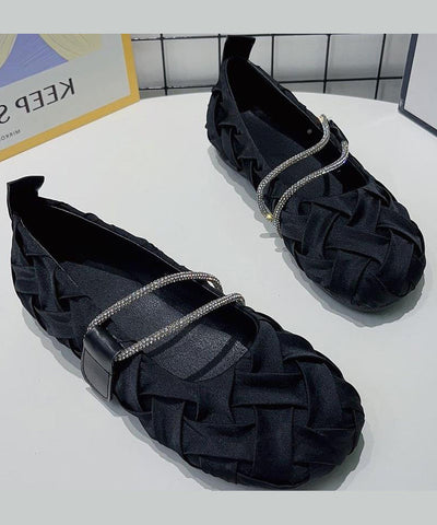 Schöne schwarze, faltige, bequeme flache Schuhe