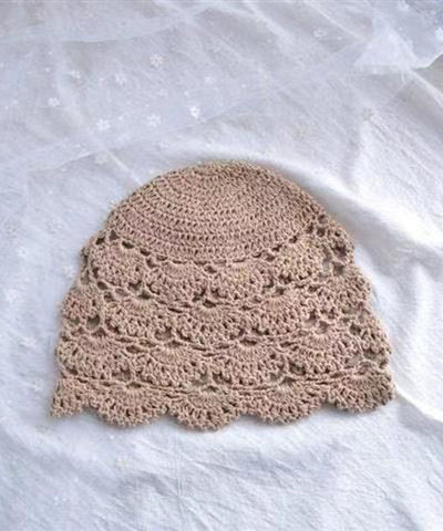 Boho-Strickmütze in Weiß mit einfarbiger Aushöhlung