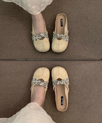 Schicke gelbe Wildleder-Sandalen mit Spleiß-Design
