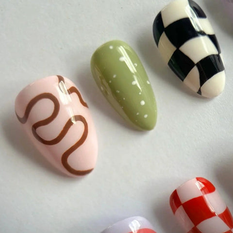 Black and White GridCarefully designed pure handmade press-on gel nails