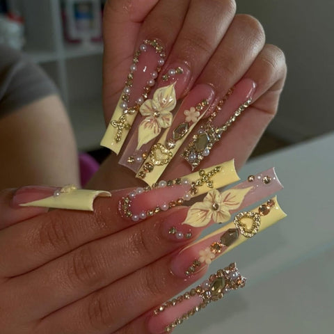 Luxury Diamonds and PearlsCarefully designed pure handmade press-on gel nails