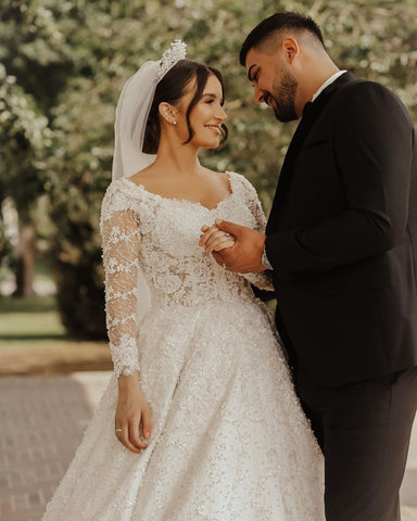 Ballkleid-Brautkleid mit langen Ärmeln und Spitzenapplikationen