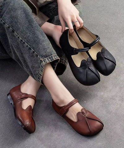 Flache Schuhe im Retro-Ethno-Stil aus braunem Schaffell mit weicher Sohle