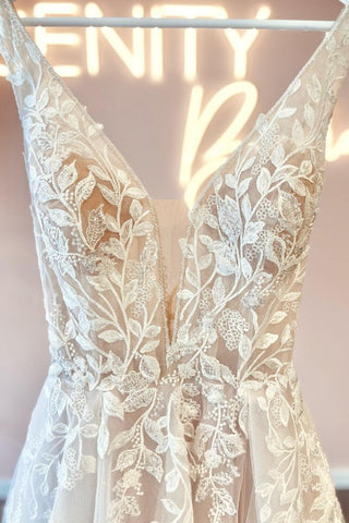 Elegant A-Line Tulle Wedding Dress With Lace Appliques Long