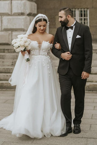 Off-the-Shoulder Tulle Boho Wedding Dress With Appliques