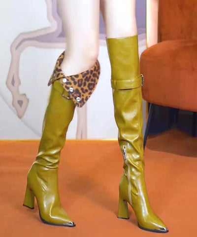 Gelbe, schicke Stiefel aus Kunstleder mit klobigem Absatz
