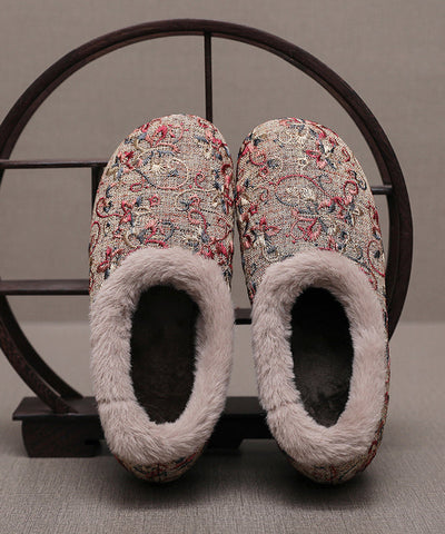 Bequeme beigefarbene flache Schuhe mit Stickerei und flauschiger Wolle