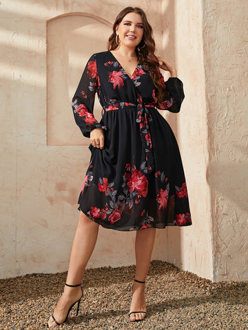 Kleid in Übergröße mit Blumenmuster, Überkragen und Taillenschnürung