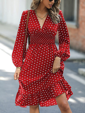 Kleid mit V-Ausschnitt, langen Ärmeln und Rüschensaum