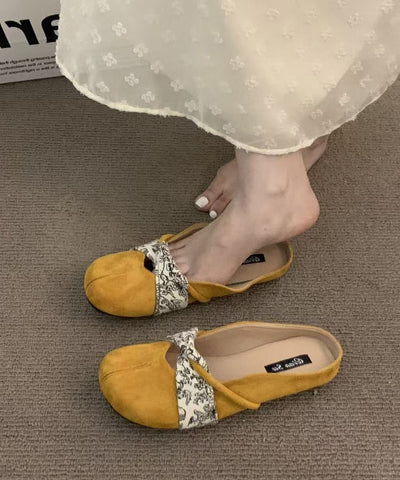 Schicke gelbe Wildleder-Sandalen mit Spleiß-Design