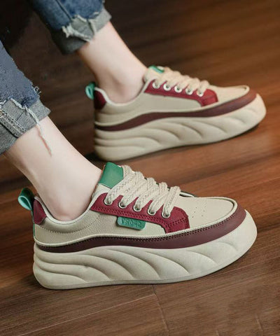 Schöne flache Plateauschuhe mit gekreuzten Riemen und Spleißen in Schwarz