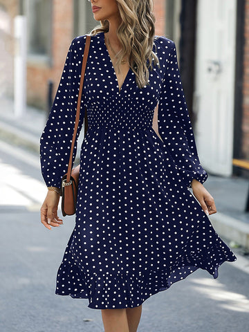 Kleid mit V-Ausschnitt, langen Ärmeln und Rüschensaum