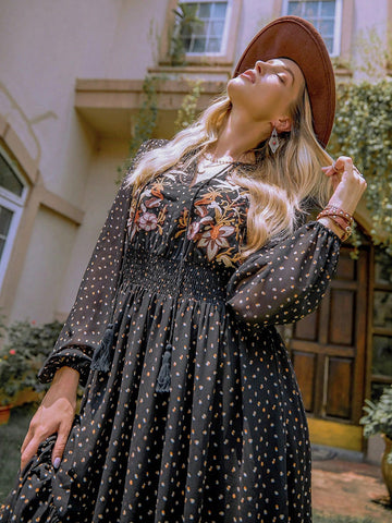 Langärmliges Midikleid mit Stickerei und Polka Dots zum Binden am Hals