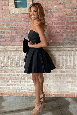 Trendy Sheath Strapless Black Short Homecoming Dress with Bowknot