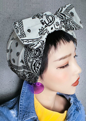Einzigartige schwarze Bonnie-Mütze mit Schleife und Patchwork-Print