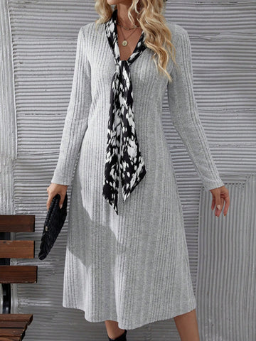 Langärmliges Midikleid fürs Büro