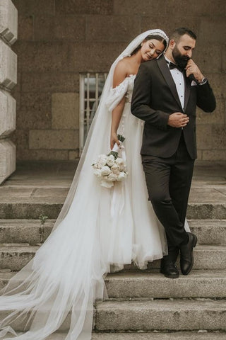 Off-the-Shoulder Tulle Boho Wedding Dress With Appliques