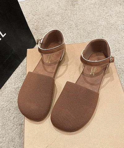 Bequeme flache Schuhe aus Strickstoff mit Schnallenriemen in Braun