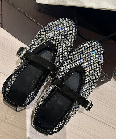 Schicke weiße flache Schuhe mit Zirkon-Schnallenriemen und ausgehöhlten