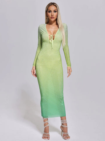 Enges Maxikleid mit V-Ausschnitt und Farbverlauf in Diamant-Wasserdiamanten-Optik
