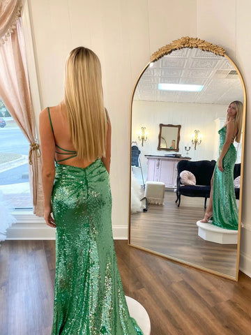 Schickes, elegantes, langes Ballkleid mit Spaghettiträgern und Pailletten in Salbeigrün