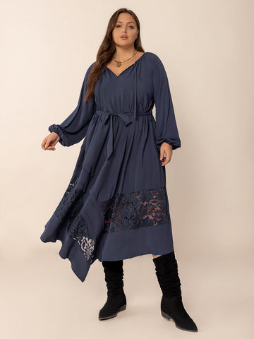 Langärmliges Midikleid mit Spitzendetail in Übergröße