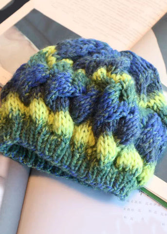 Handgemachte warme Strickmütze mit grünem Farbverlauf