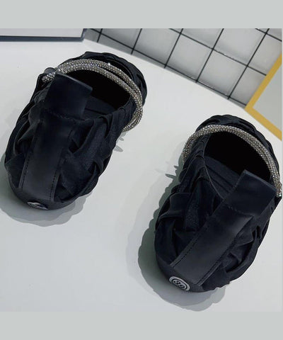 Schöne schwarze, faltige, bequeme flache Schuhe