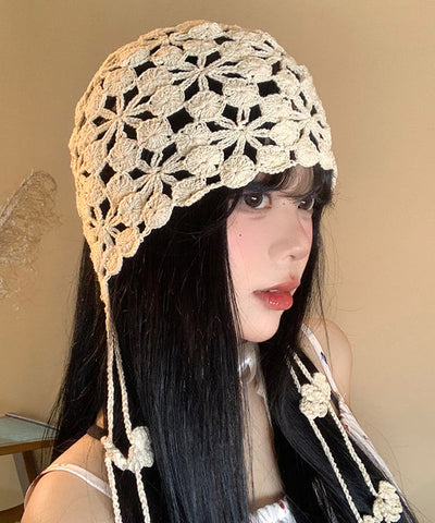 Boho-Strickmütze mit weißen Quasten und ausgehöhlten Details