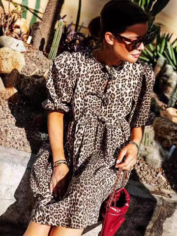 Kurzärmliges Minikleid mit Leopardenmuster
