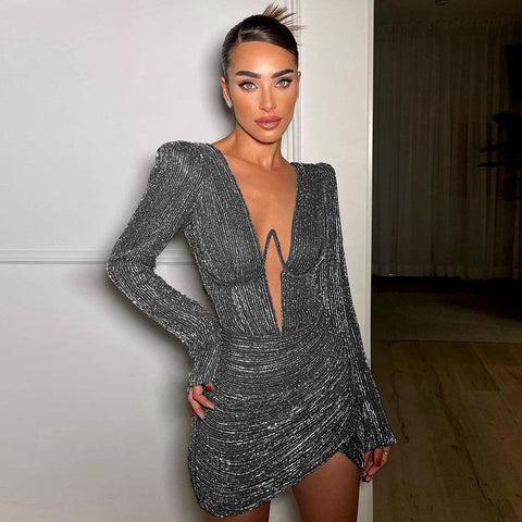 Eng anliegendes, sexy, langärmliges, plissiertes Kleid mit gepolsterten Schultern und tiefem V-Ausschnitt aus Stahlringen
