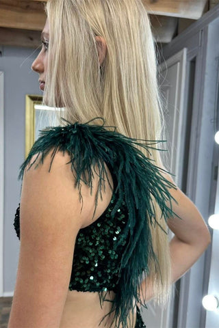 Langes Meerjungfrauenkleid mit Pailletten, Federn, One-Shoulder-Ausschnitt und Schlitz