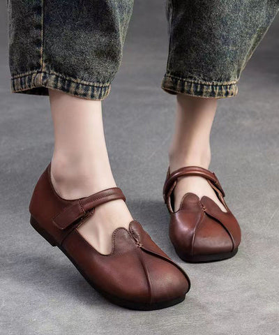 Flache Schuhe im Retro-Ethno-Stil aus braunem Schaffell mit weicher Sohle