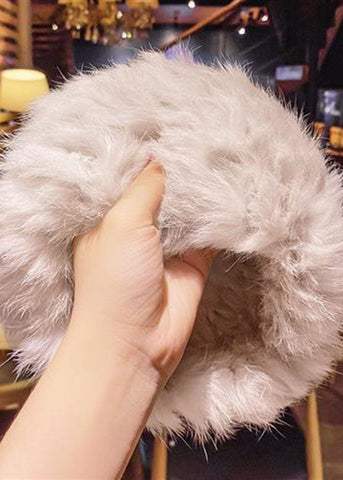 Schicke Bonnie-Mütze aus warmem Fleece, Leder und Pelz aus gestrickter Baumwolle in Mokka